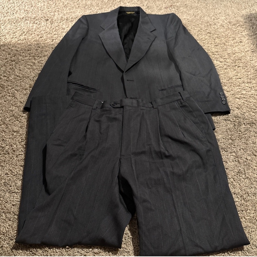 Vintage Nino Cerruti "Rue Royale"
Gray Pinstripe 2-Piece Suit